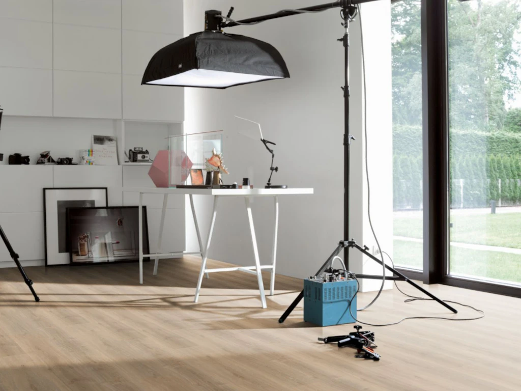 Sol En Vinyle Chêne Royal Clair Cérusé Brossé Classic 2030 Au Format De Lames Larges à L'ancienne 5 Sol En Vinyle Chêne Royal Clair Cérusé Brossé Classic 2030 Au Format De Lames Larges à L'ancienne – Image 5